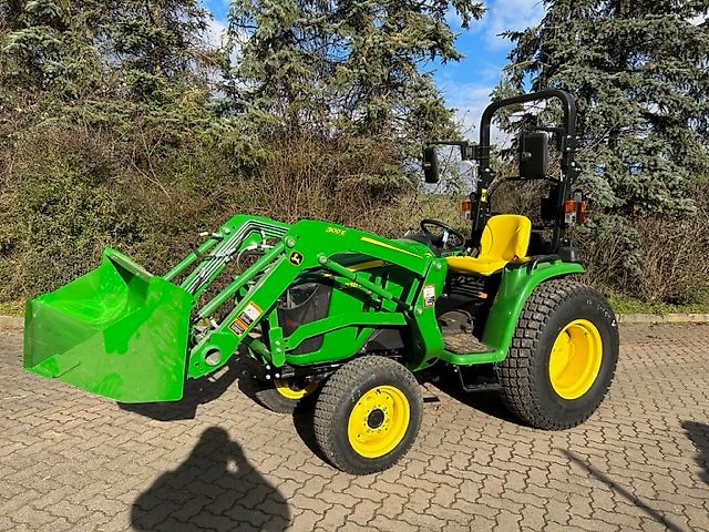 John Deere 3038E mit Frontlader und Schaufel