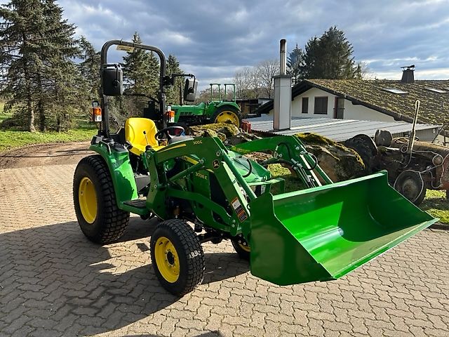 John Deere 3038E mit Frontlader und Schaufel