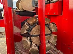 Krpan aus dem alpenländischen Slowenien Krpan CS 4218 PRO Gebläse integriert!