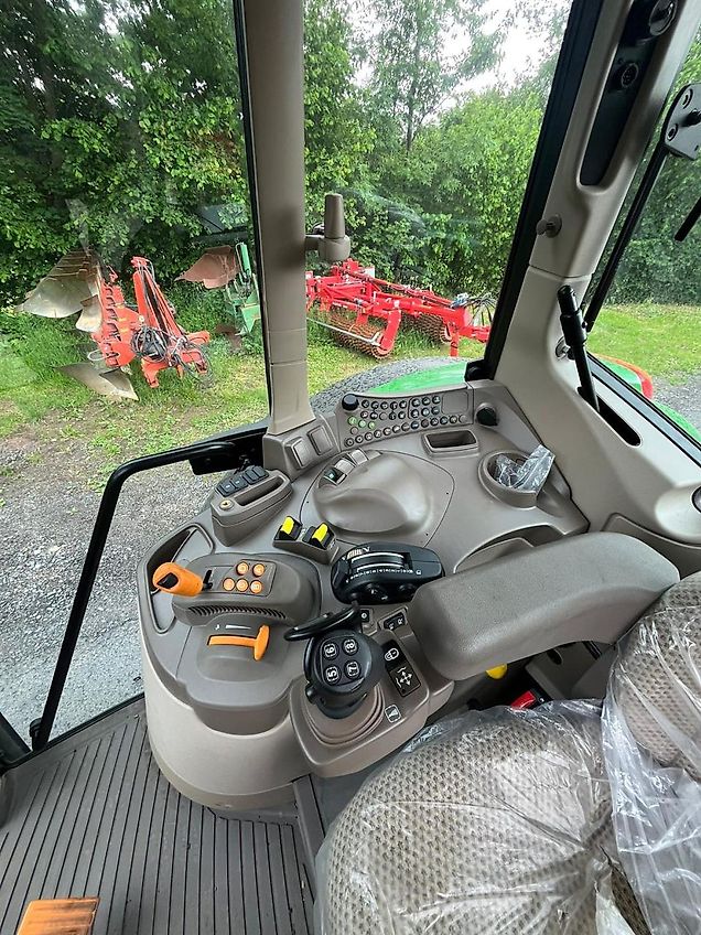 John Deere 6120M