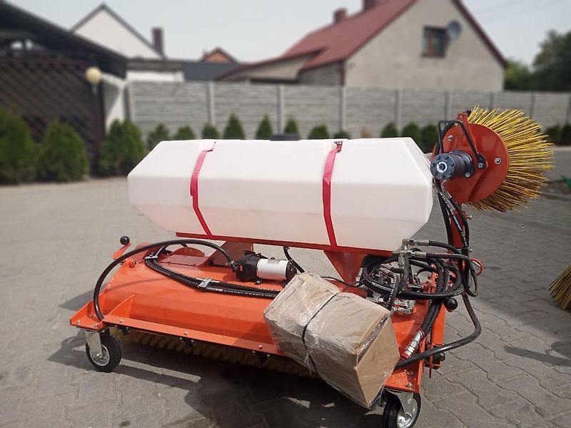 Metal-Technik mit Seitenbesen und Wasserbehälter