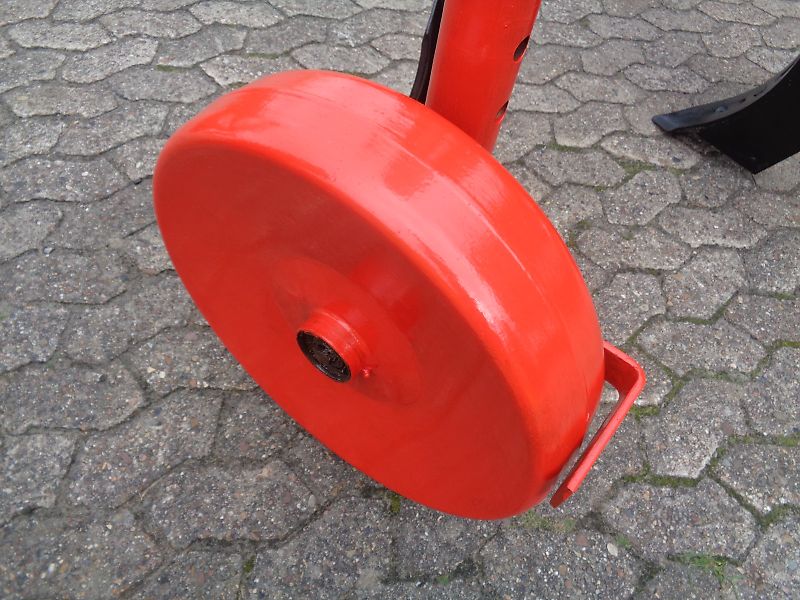 Kongskilde/Becker Howard Kurzgrubber Frontgrubber Zwischenachsgrubber Spezialgrubber 200cm 2 Doppelherzgrubberstiele 2 Grubberstiele 380mm Scharbreite Tiefgang bis 630mm für Kabelgräben Drainagen oder was sonst noch ins Erdreich Verlegt werden soll