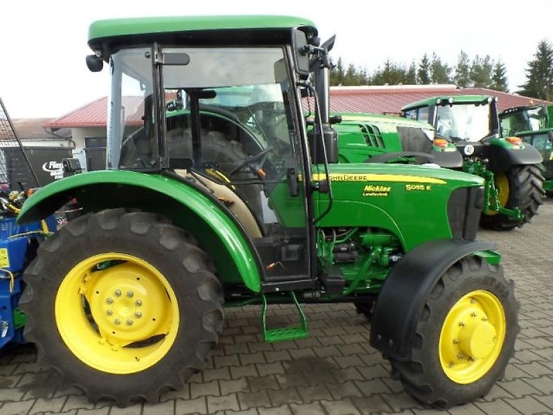 John Deere 5055E