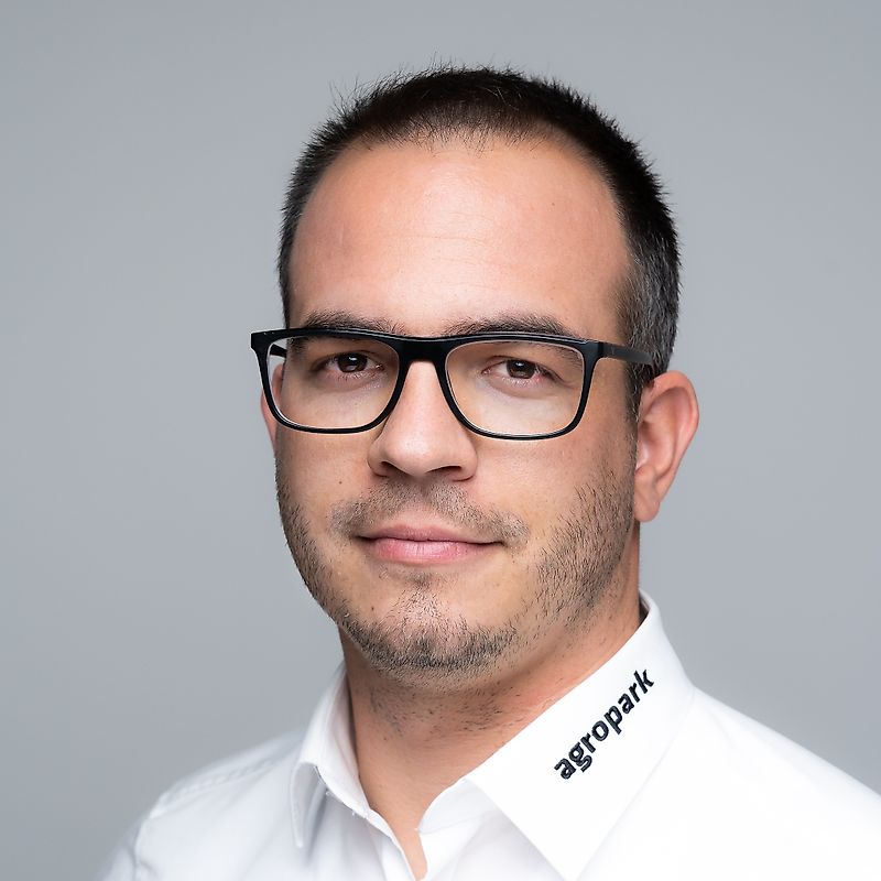 Ansprechpartner Herr Jeno Revesz